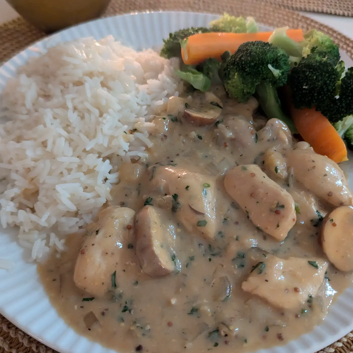 Chicken stroganoff with rice and broccoli